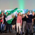 La vicepresidenta del Gobierno, ministra de Hacienda y secretaria general del PSOE de Andalucía, María Jesús Montero, con la bandera andaluza 