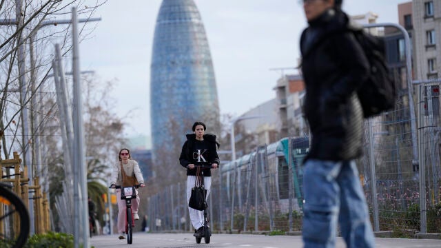 Barcelona empieza mañana a multar a quienes circulen en patinete sin casco