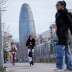 Barcelona empieza mañana a multar a quienes circulen en patinete sin casco