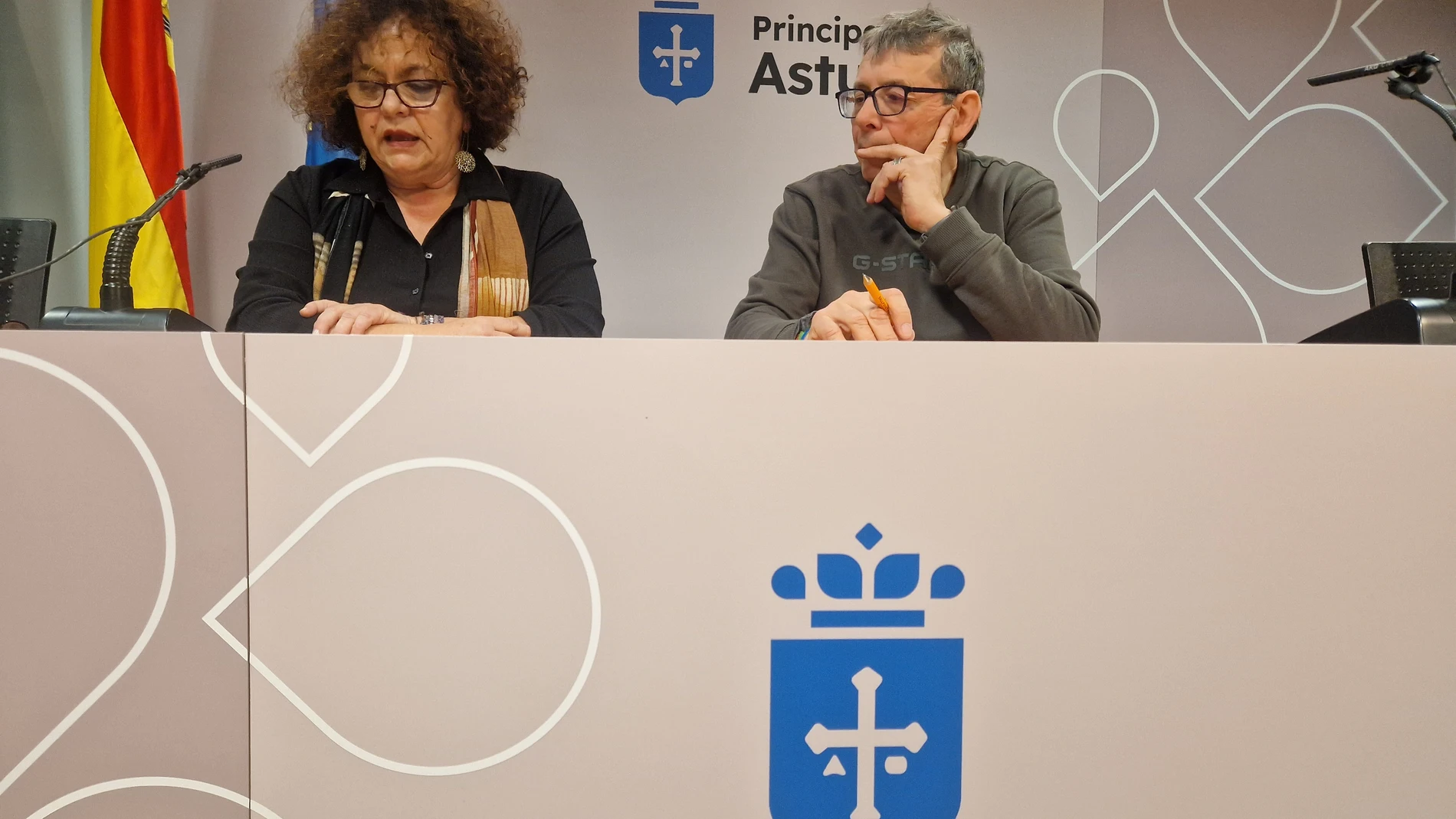 La consejera de Derechos Sociales y Bienestar, Marta del Arco, y el presidente de la Mesa del Tercer Sector, Víctor García.