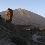 La presión demográfica sobre el Teide, que el 22 de enero ha celebrado el 70 aniversario de su declaración como parque nacional, es “muy fuerte” en espacios concretos y limitados pero, sin embargo, hay esperanza para el 80 % de su superficie, salvada por una estructura geológica no caminable. 