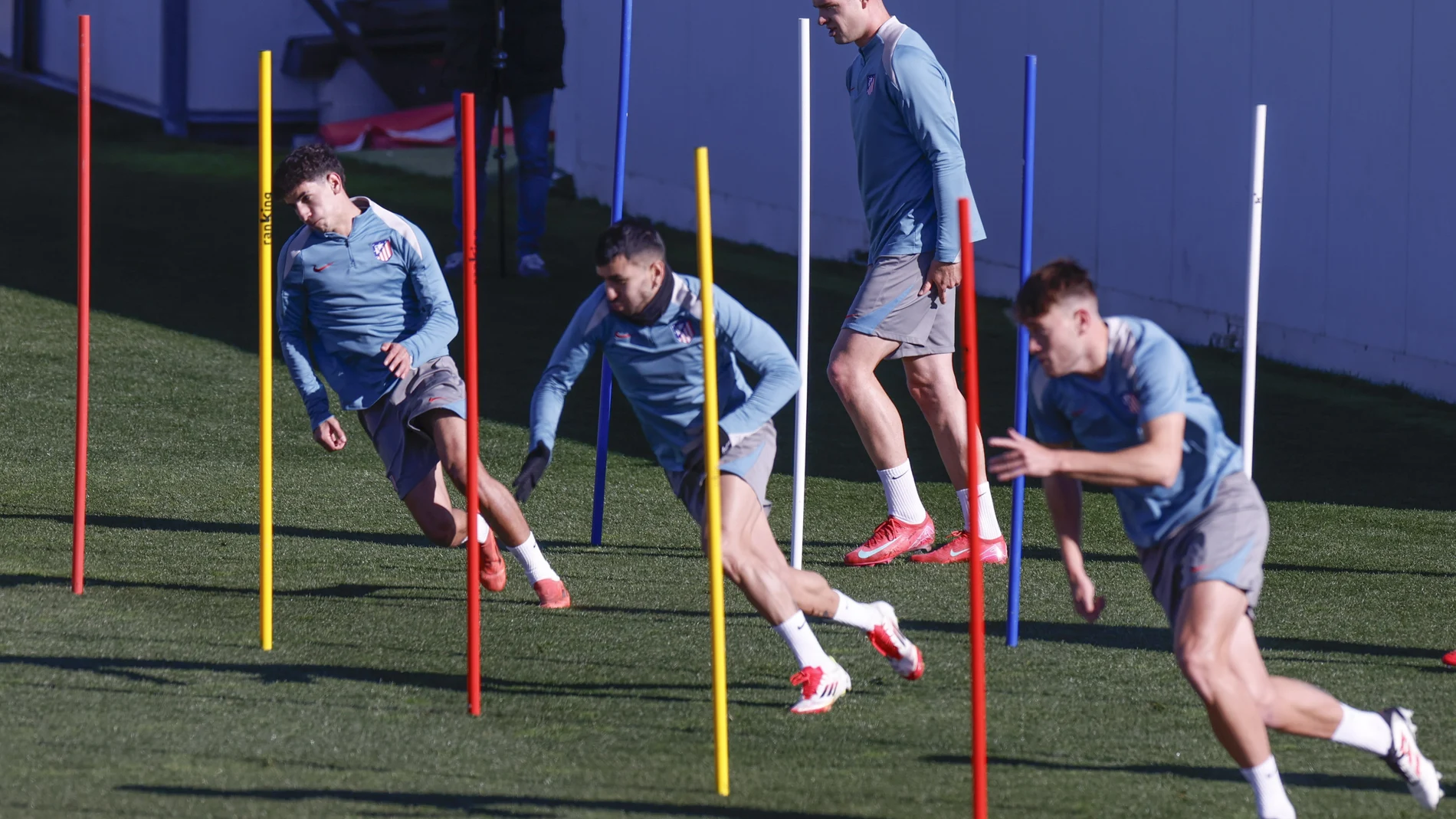 Correa y Sorloth, junto a dos compañeros, en el entrenamiento de este viernes