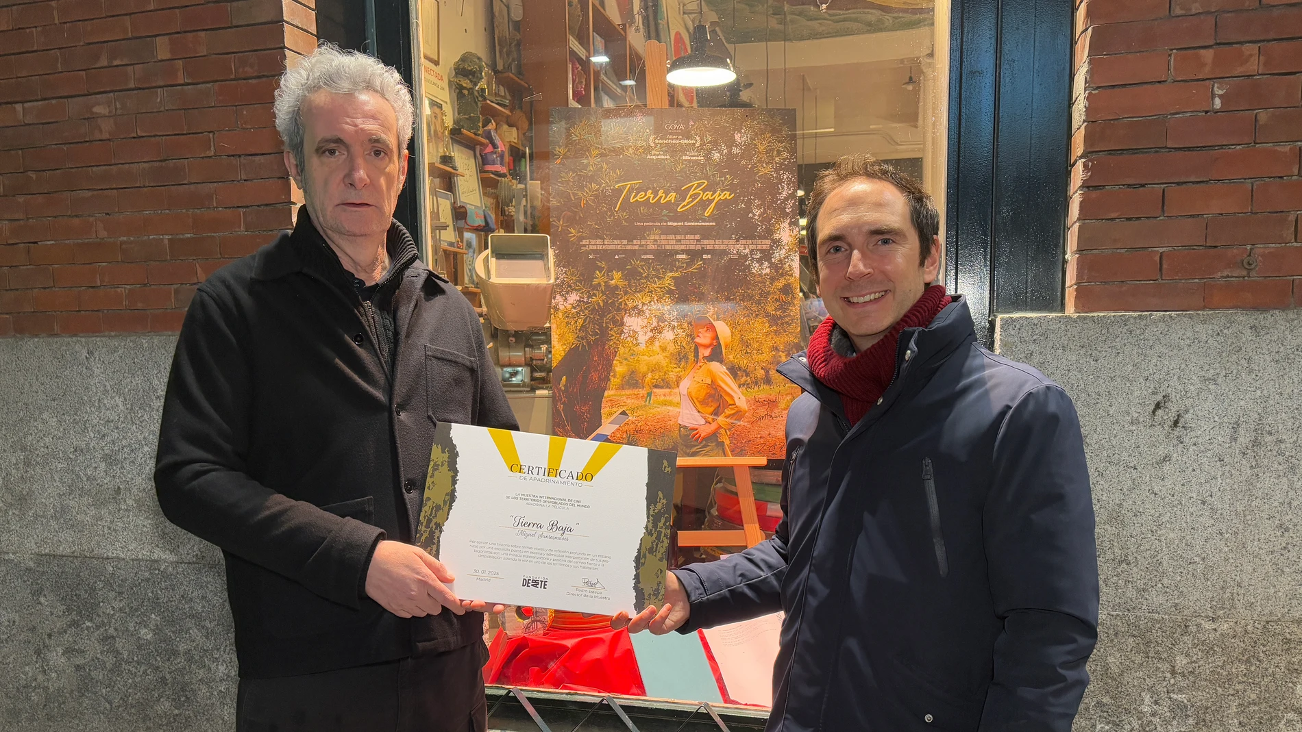 Pedro Estepa entrega a Miguel Santesmases el certificado de apadrinamiento de la Muestra Internacional de Cine de los Territorios Despoblados del Mundo a la película "Tierra Baja"