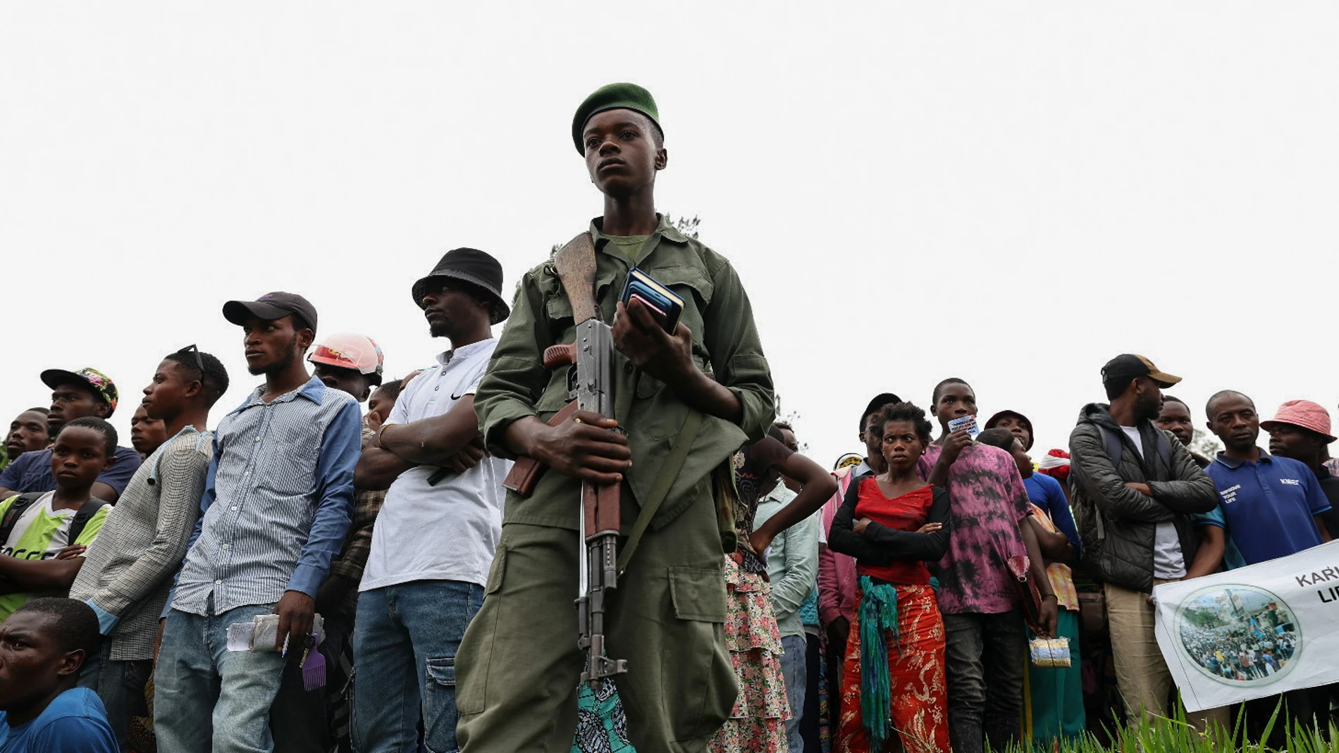 Goma (Congo, The Democratic Republic Of The), 31/01/2025.- A member of the M23 armed group stands guard as residents come out to celebrate the takeover of the city by the M23 at the Governor's office compound in Goma, Democratic Republic of the Congo, 31 January 2025. The M23 (March 23 Movement) rebel group has launched a large-scale offensive in the east of the DR Congo, which the DR Congo and the UN accuse Rwanda of backing. (Ruanda) EFE/EPA/DANIEL IRUNGU