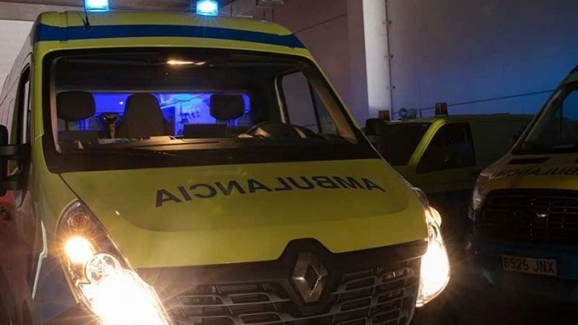 Imagen de archivo de una ambulancia en Galicia.