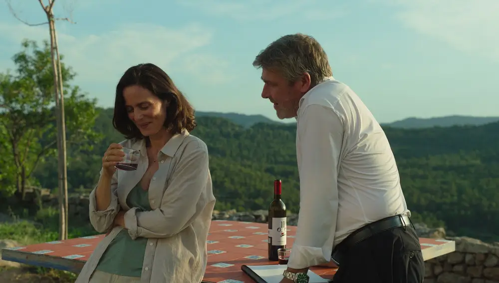 Aitana Sánchez Gijón y Pere Arquillué durante una escena de la película