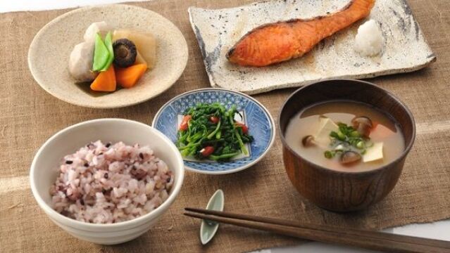 Comida japonesa ichi-jū-san-sai