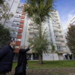 El delegado de Vivienda, Álvaro González, en su visita a Orcasitas