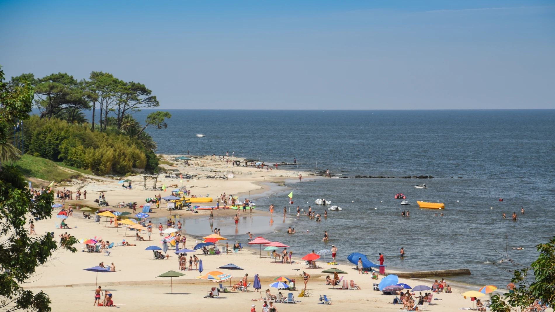 La Atlántida es una isla misteriosa que según escribió el filósofo Platón en sus textos desapareció bajo el mar, y pese a diversos hallazgos arqueológicos en el Estrecho de Gibraltar de España, no hay evidencias que confirmen su historia o leyenda. Imagen de archivo de una playa