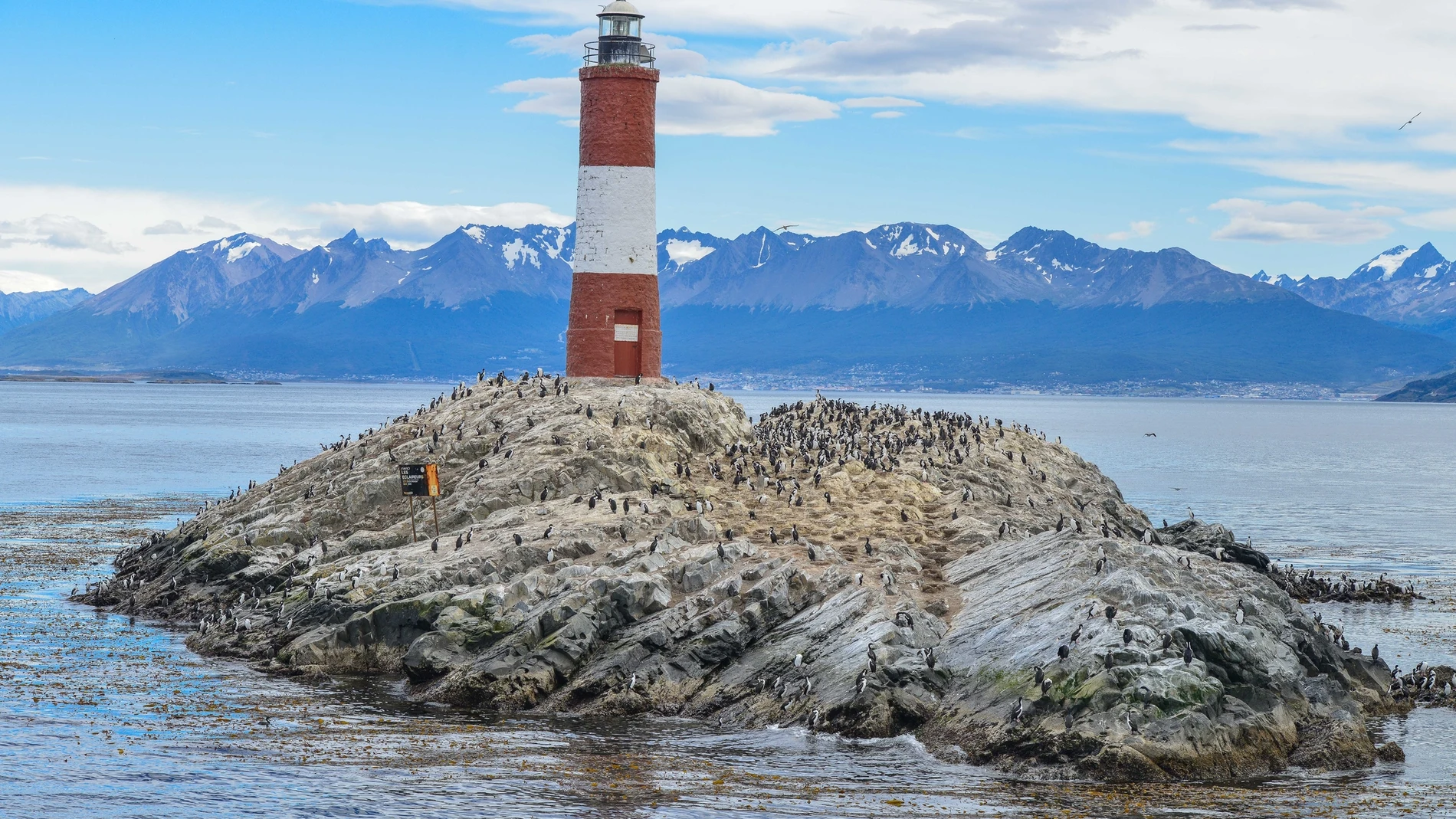 Ushuaia es el lugar más austral de la Tierra y una de las puertas a la Antártida, el continente blanco, por lo que se le conoce como "ciudad del fin del mundo"