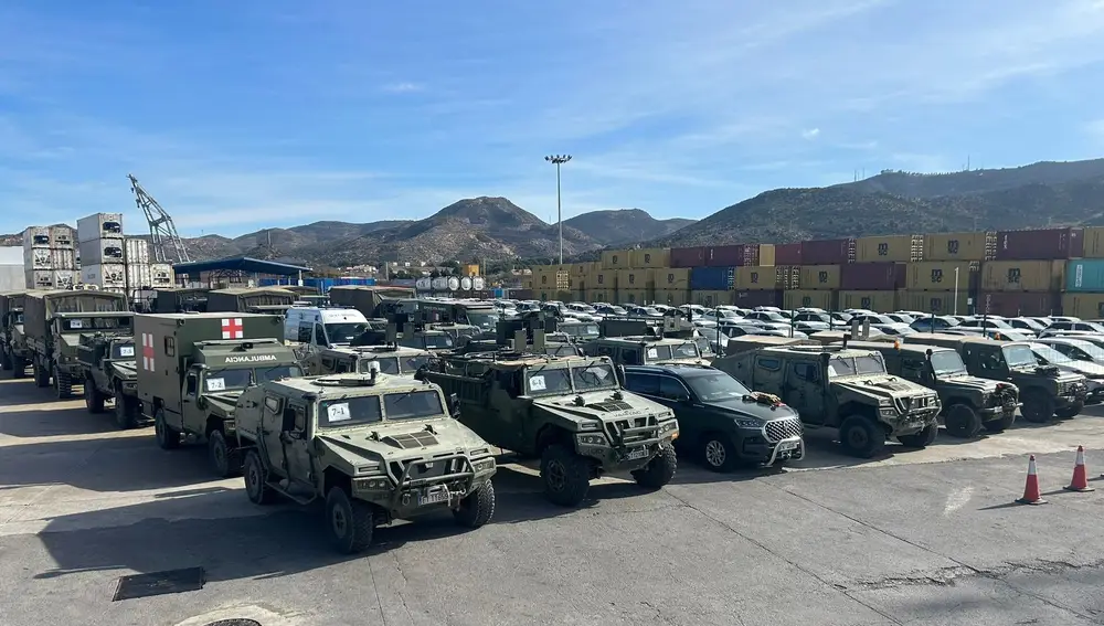 Vehículos VAMTAC del Ejército de Tierra embarcan para el STDT 25