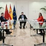 El jefe del Ejecutivo regional, Fernando López Miras, y la consejera Sara Rubira, reunidos con el presidente de la Federación Española de Asociaciones de Productores de Exportadores de Frutas y Hortalizas (Fepex), Cecilio Peregrín
