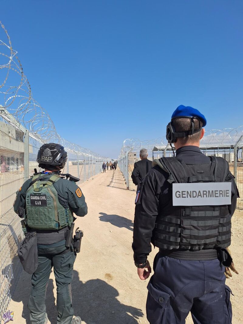 Una imagen de un guardia civil acompañado de un homólogo francés en Gaza