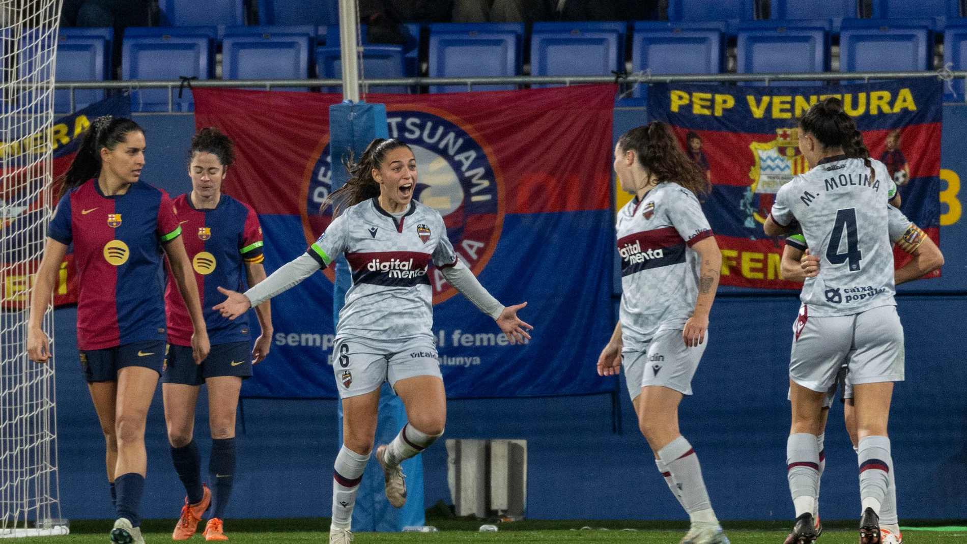 SANT JOAN DESPÍ (BARCELONA), 01/02/2025.- Las jugadores del Levante celebran su primer gol durante el partido de la jornada de la Liga F, entre el FC Barcelona y el Levante, en el estadio Estadio Johan Cruyff de Sant Joan Despí (Barcelona). EFE/Marta Pérez