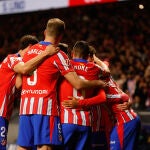 Los jugadores del Atlético celebran el gol de Lino