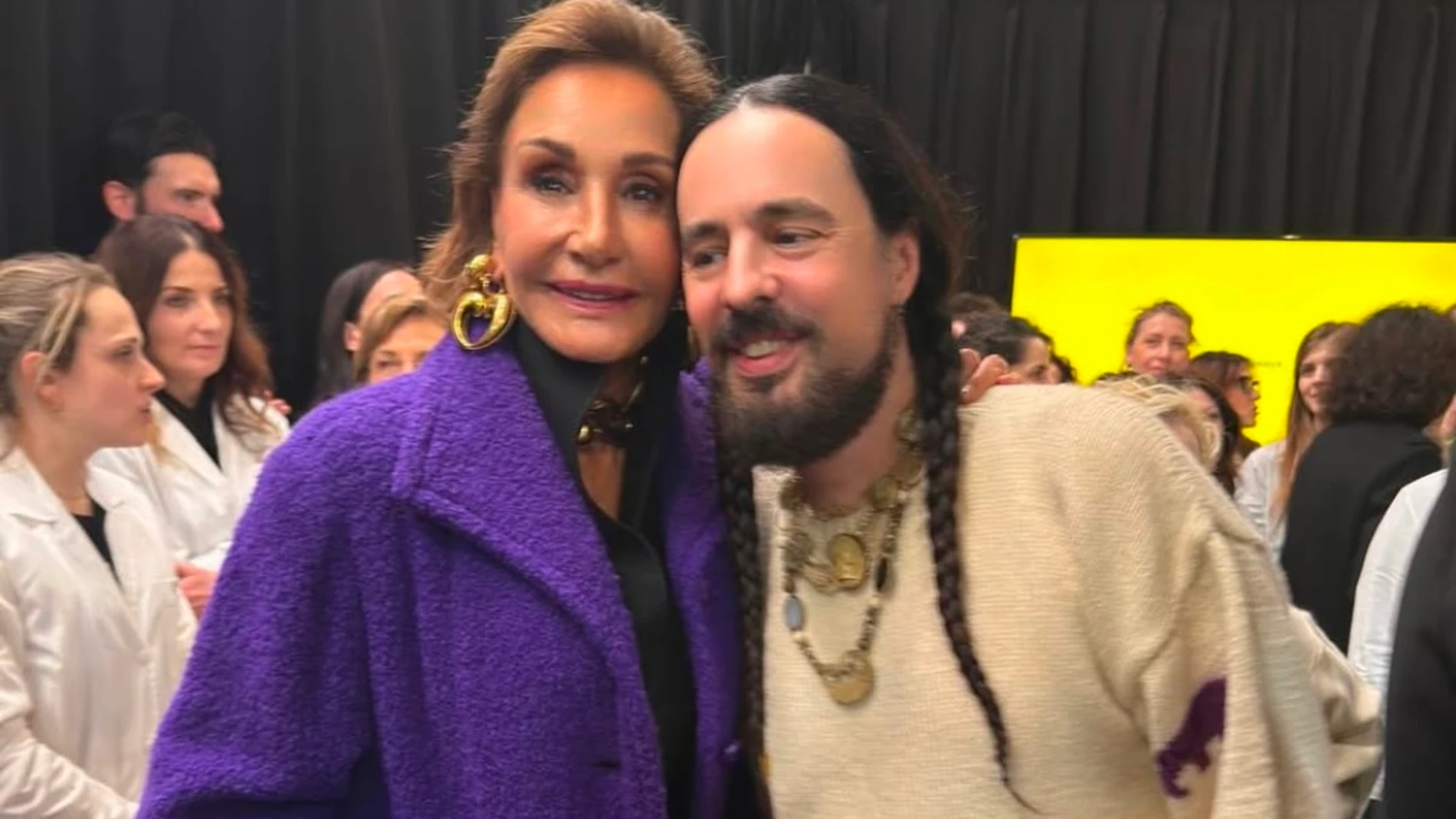 Naty Abascal con abrigo morado en el desfile de alta costura de Valentino.