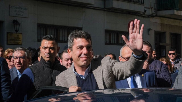 El presidente de la Generalitat Valenciana, Carlos Mazón, a su salida del acto en el que ha sido nombrado este sábado miembro de honor del Juzgado Privativo de Aguas de Orihuela