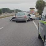 Lugar del siniestro con los coches accidentados