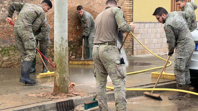 Varios militares limpian la calle en una de las localidades afectadas