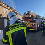 Once dotaciones de bomberos controlan un fuego en una nave industrial en Torrejón de Ardoz