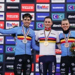 Van der Poel, con el maillot arcoíris en el podio, entre Van Aert y Nys