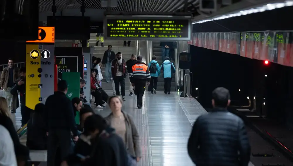 Los Mossos identifican a 135 personas en un dispositivo en el metro de Barcelona la madrugada de este domingo