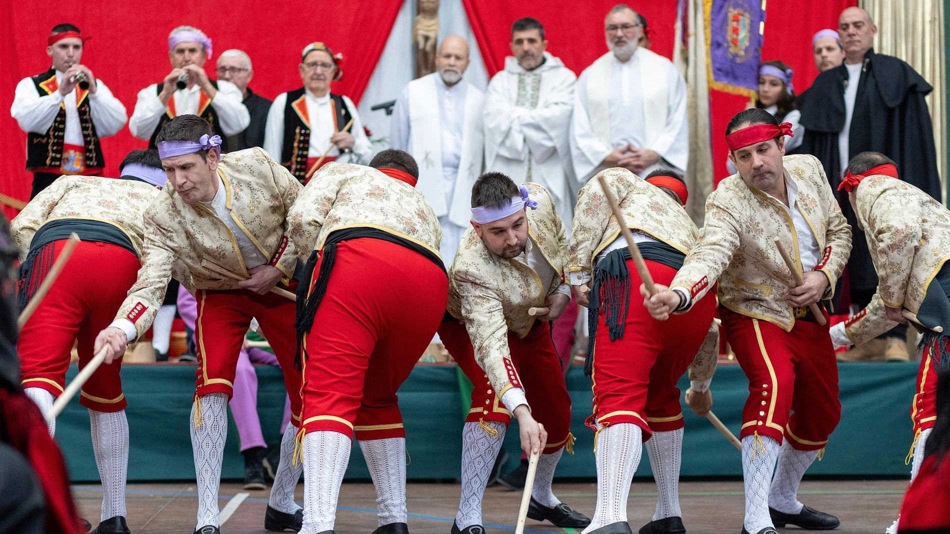 SAN LEONARDO DE YAGÜE (SORIA, CASTILLA Y LEÓN), 02/02/2025.- Fotografía de un momento de las tradicionales Danzas del Paloteo se han celebrado este domingo, en el Polideportivo debido a las obras en la Iglesia de San Leonardo de Yagüe (Castilla y León). EFE/ Wifredo García Álvaro