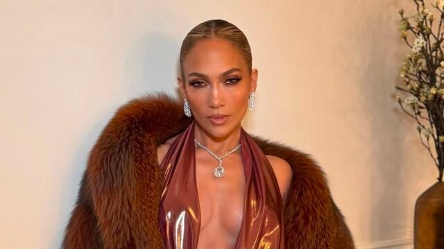El look de Jennifer Lopez en la pre-gala de los Grammy 2025.