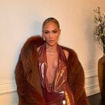 El look de Jennifer Lopez en la pre-gala de los Grammy 2025.