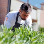 Miguel Ángel de la Cruz ofrece productos de la tierra en sus platos de la Botica de Matapozuelos