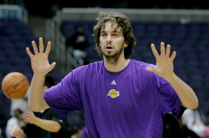 Pau Gasol, en un calentamiento con los Lakers