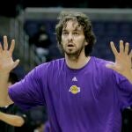 Pau Gasol, en un calentamiento con los Lakers