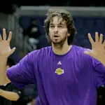 Pau Gasol, en un calentamiento con los Lakers