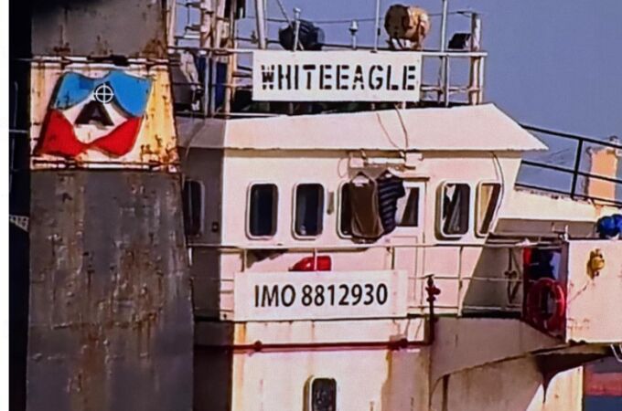Matrícula del barco, junto al puente de mando