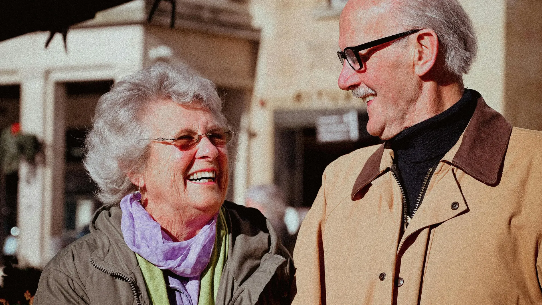Pareja mayor sonriéndose