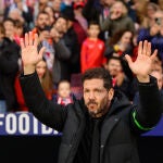 Simeone saluda a su público durante el partido ante el Mallorca