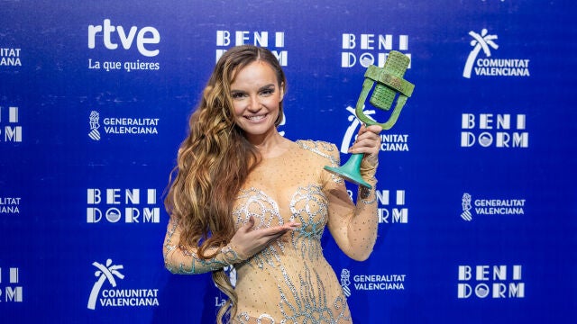 Melody posa con el Micrófono de Bronce