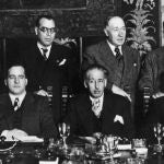 Josep Tarradellas, sentado a la izq., junto a Lluís Companys, durante la Guerra Civil