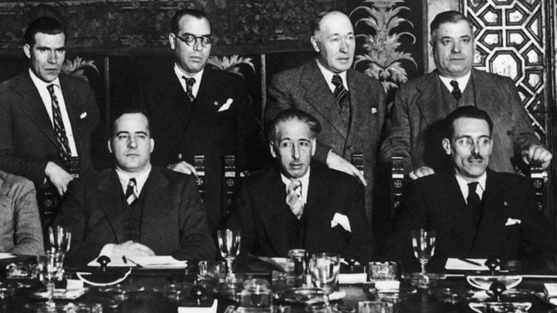 Josep Tarradellas, sentado a la izq., junto a Lluís Companys, durante la Guerra Civil