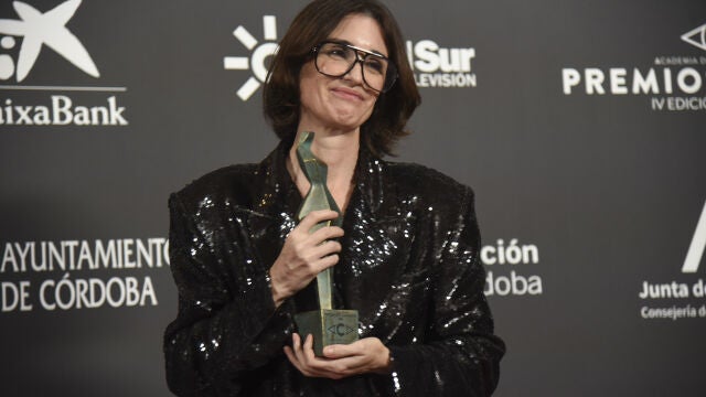 Paz Vega con el premio a mejor dirección nobel en los Premios Carmen.