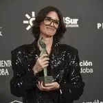 Paz Vega con el premio a mejor dirección nobel en los Premios Carmen.