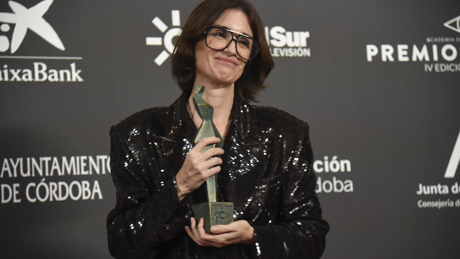 Paz Vega con el premio a mejor dirección nobel en los Premios Carmen.
