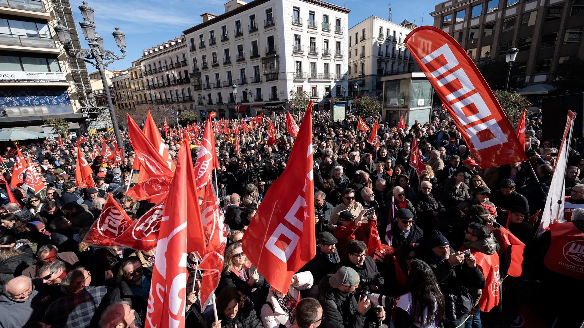 UGT y CCOO exigen que se acaben los "juegos de tacticismo político" y que se negocien las medidas sociales