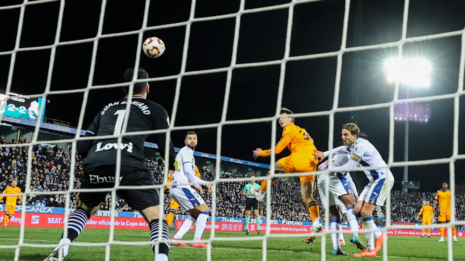 LEGANÉS (MADRID), 05/02/2025.- El delantero del Real Madrid, Gonzalo García (3d), remata ante el guardameta del Leganés, Juan Soriano, para conseguir el tercer gol del equipo madridista durante el encuentro correspondiente a la final de la Copa del Rey que CD Leganés y Real Madrid han disputado este miércoles en el estadio de Butarque. EFE/Kiko Huesca.