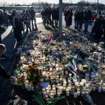 Flores y velas en recuerdo a las víctimas del tiroteo en Örebro (Suecia)