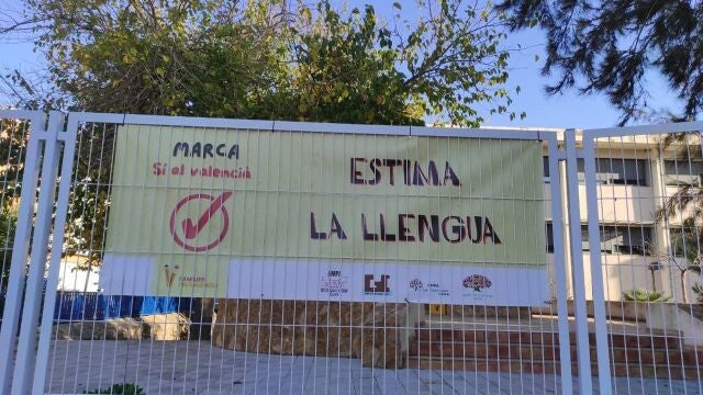 Valencia.- Acusan a Educación de "censura" por la retirada de pancartas a favor del valenciano en colegios de Oliva