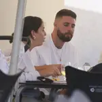 Anabel Pantoja y David Rodríguez, con su hija en una terraza