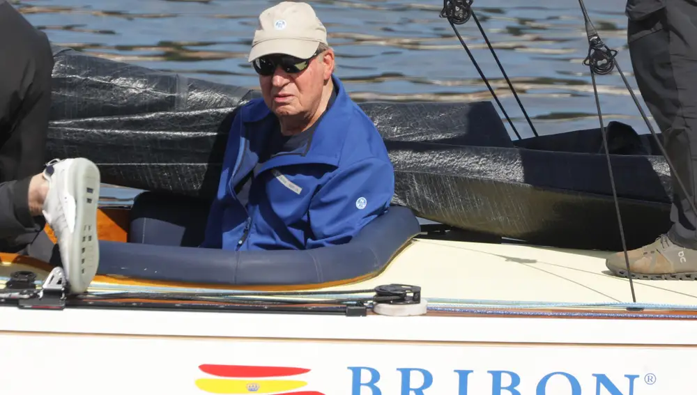 El Rey Juan Carlos embarca el "Bribon" en el puerto, a 28 de Septiembre de 2024, en Sanxenxo (Galicia, España).