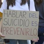 Una persona muestra una pancarta que reza 'Hablar de suicidio es prevenirlo' durante una manifestación para exigir un Plan Nacional de Prevención del Suicidio