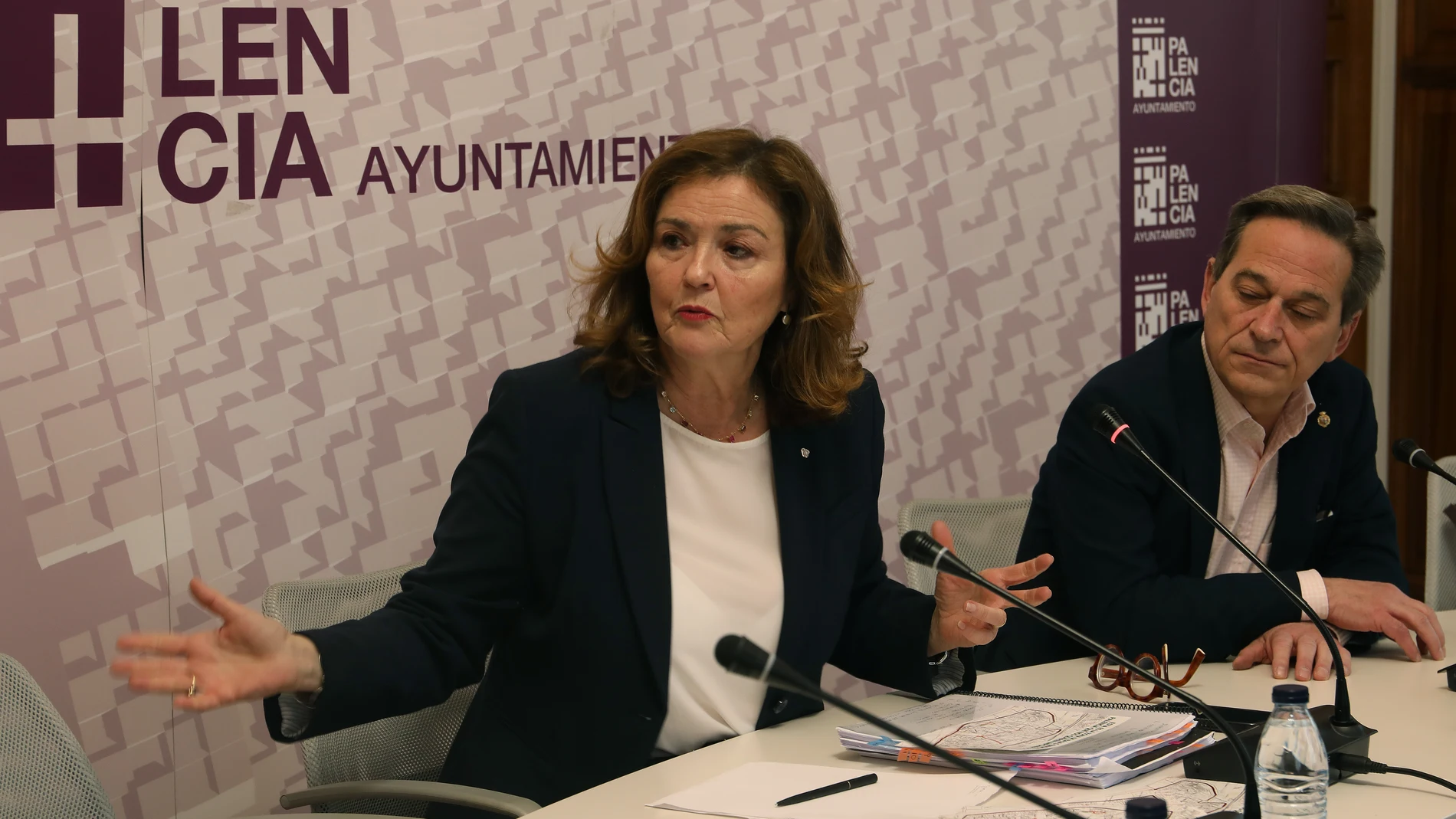 La concejal Sonia Lalanda y el concejal Emilio Polo del grupo municipal de Vox en el Ayuntamiento de Palencia ofrecen una rueda de prensa